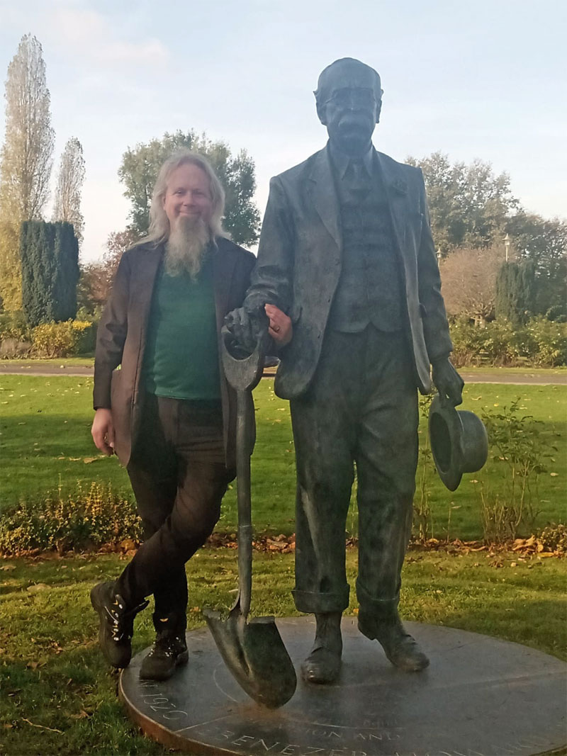 Giving ebenezer Howard a hand